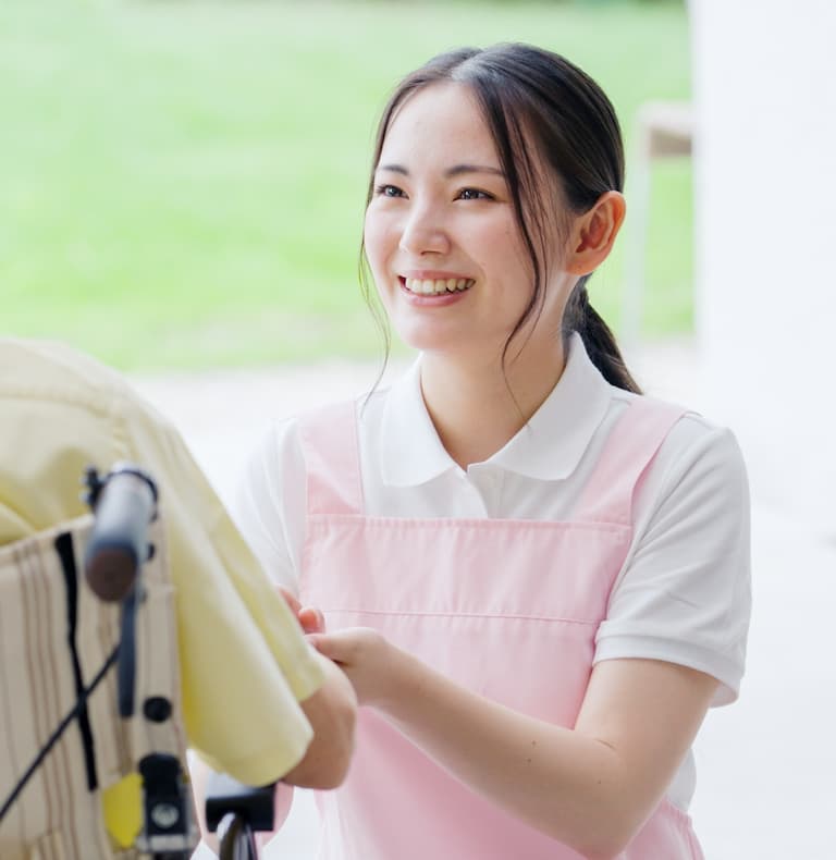 利用者をサポートする介護スタッフの写真